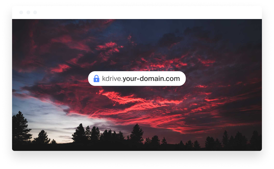 Notebook, auf dem eine benutzerdefinierte kDrive-Domain in einem Browser vor dem Hintergrund eines Himmels bei Sonnenuntergang zu sehen ist.